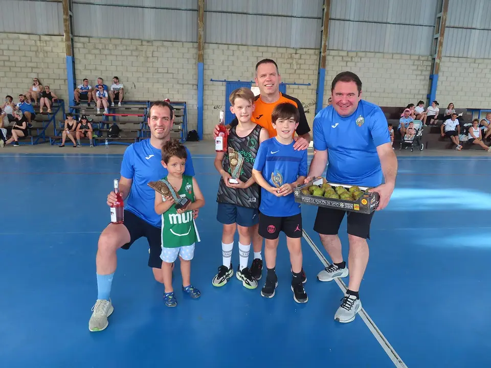 Los ganadores del concurso de tiro, celebrando su punter&iacute;a y destreza en esta divertida competici&oacute;n