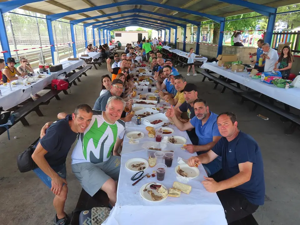 Los encargados de la parrilla, responsables de poner el sabor a esta gran fiesta del Club Baloncesto Alfaro