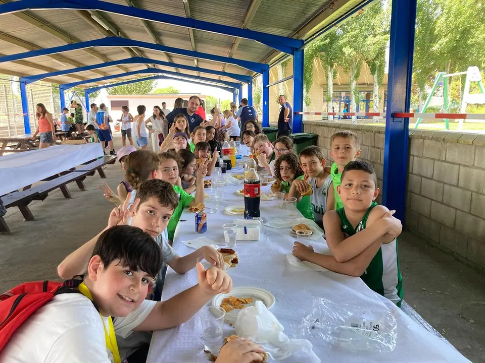 Los benjamines recargando energ&iacute;as con una comida en familia, celebrando el esfuerzo de toda la temporada