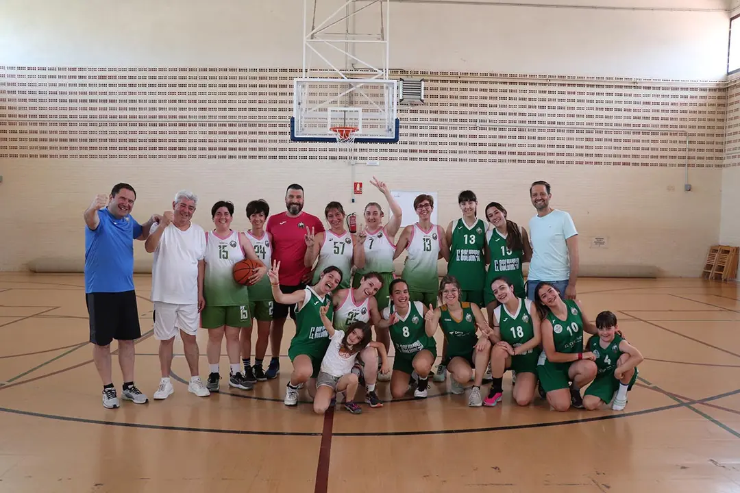Juniors femeninas rodeadas de sus familias, pilar fundamental en el camino de cada jugadora