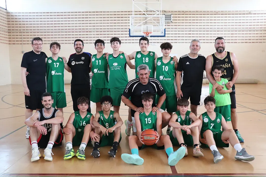 El equipo cadete masculino junto a sus familias, celebrando una temporada llena de crecimiento y aprendizaje