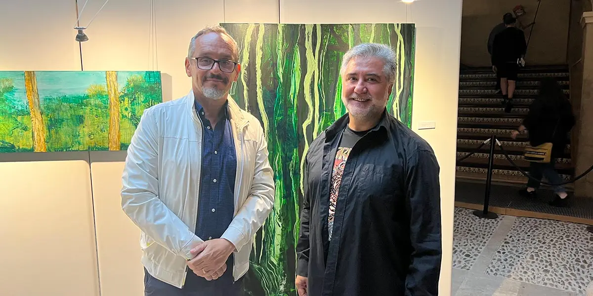 El director de UNED Tudela, Luis Fern&aacute;ndez, junto al autor de la exposici&oacute;n Juanjo Mart&iacute;n