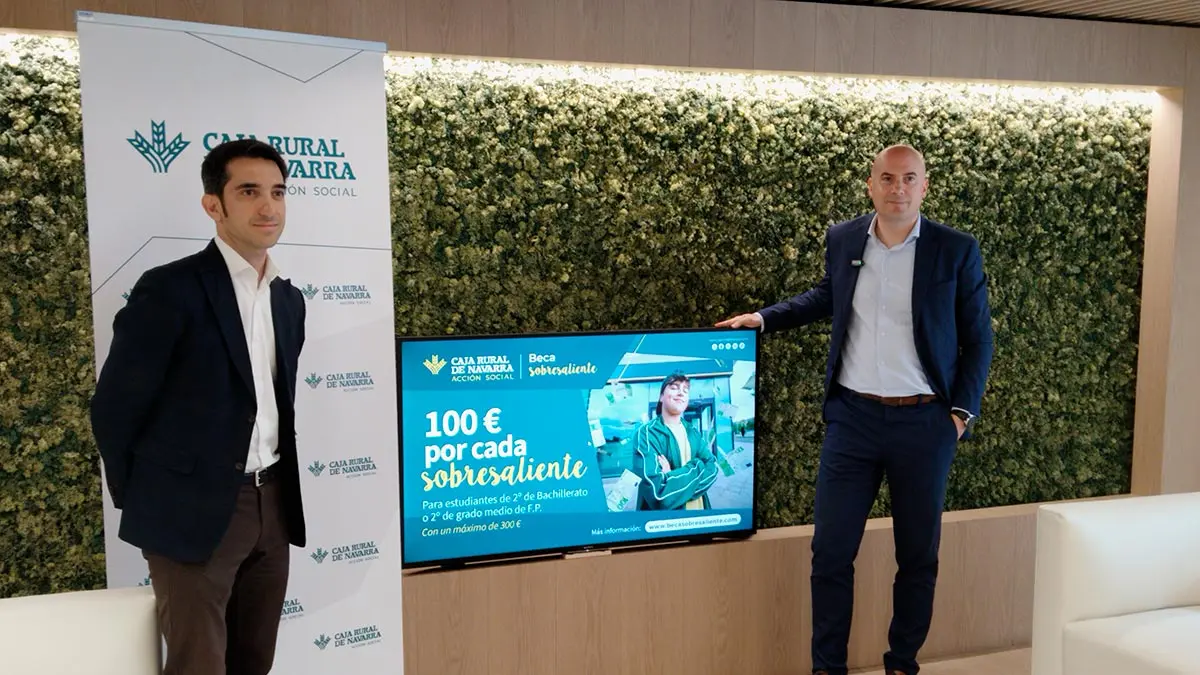 De izquierda a derecha, Ra&uacute;l Santos, responsable de Marketing de Caja Rural de Navarra y Javier Mart&iacute;nez, director de Acci&oacute;n Social de Caja Rural de Navarra en la presentaci&oacute;n de