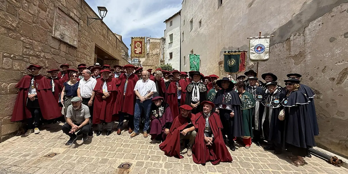 La Cofrad&iacute;a del Vino de Navarra celebr&oacute; el domingo 22 de junio, su trig&eacute;simo cuarto Solemne Gran Cap&iacute;tulo en la localidad de Dicastillo. El acto estuvo presidido por el alcalde de la villa, Miguel &Aacute;ngel Rem&iacute;rez, el consejero de Desarrollo Rural y Medio Ambiente del Gobierno de Navarra, Jos&eacute; Mari Aierdi, y el presidente de la Cofrad&iacute;a del Vino de Navarra, David Palacios
