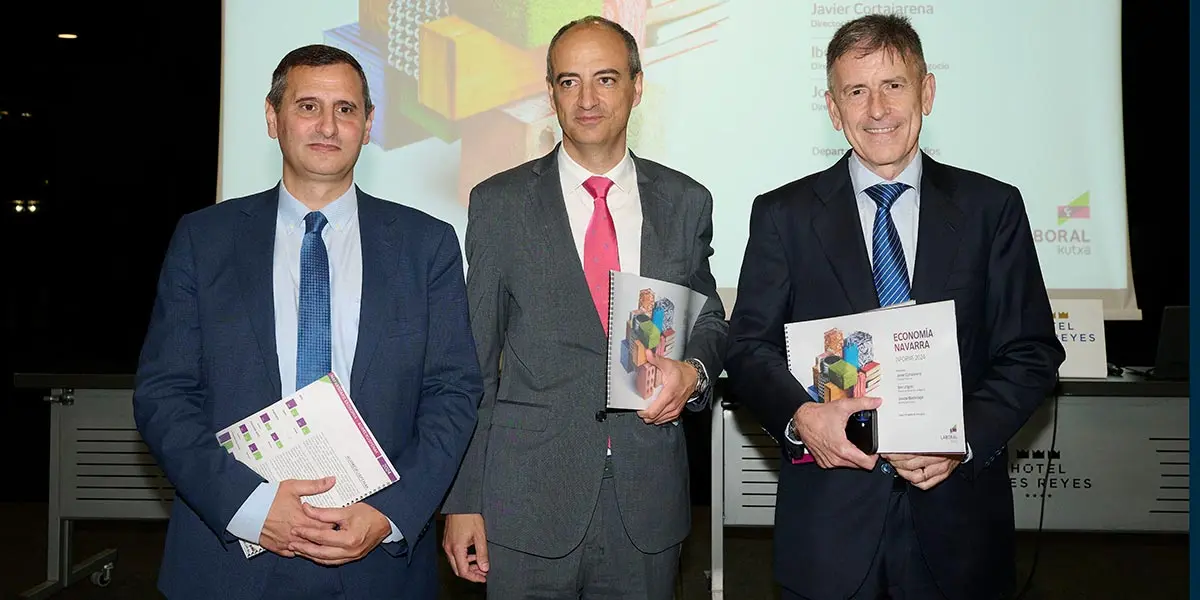 Javier Cortajarena, director Territorial de LABORAL Kutxa; Ibon Urgoiti, director de Desarrollo de Negocio; y Joseba Madariaga, director del Departamento de Estudios de la entidad