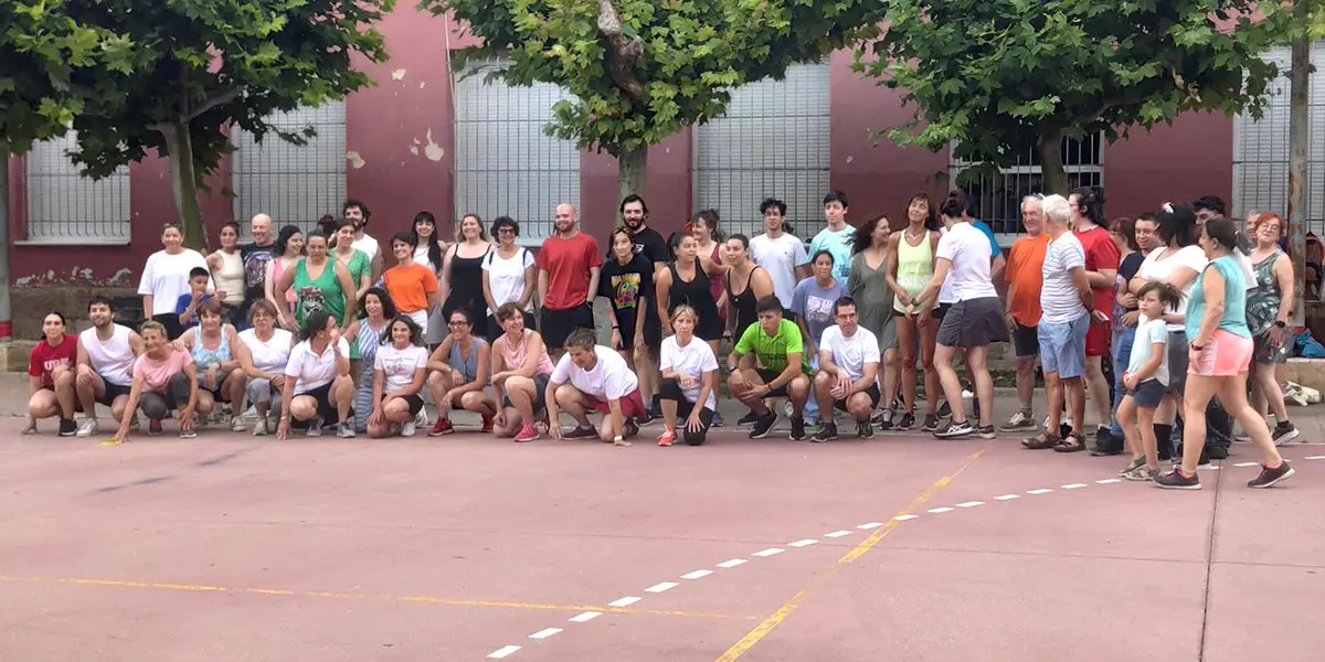 Cada a&ntilde;o, el patio del Colegio Elvira Espa&ntilde;a de Tudela se llena de lunes a jueves desde que se inicia el mes de julio