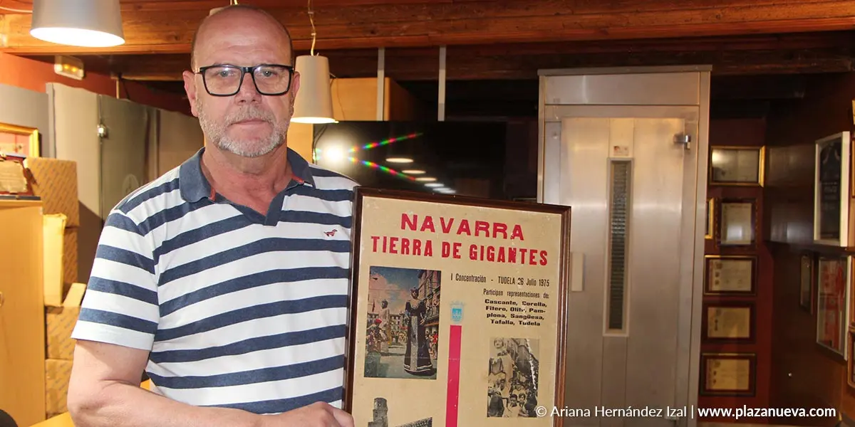Celes Sebasti&aacute;n con el cartel de la gigantada de 1975, edici&oacute;n que este a&ntilde;o ser&aacute; homenajeada
