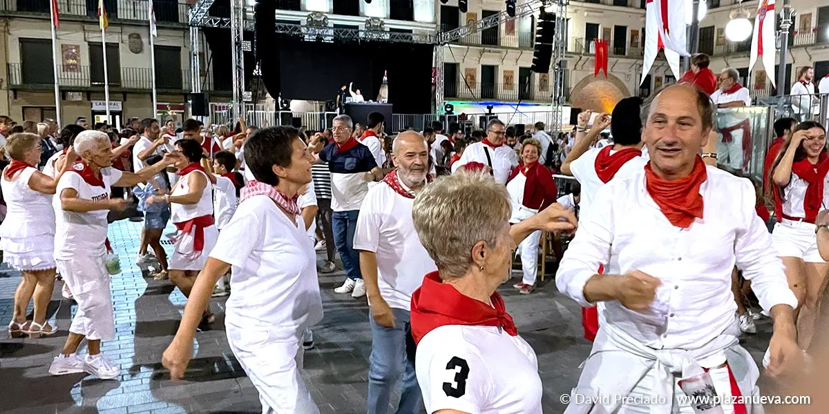 El Baile de la Era marca cada a&ntilde;o el preludio a las noches musicales en la plaza de los Fueros