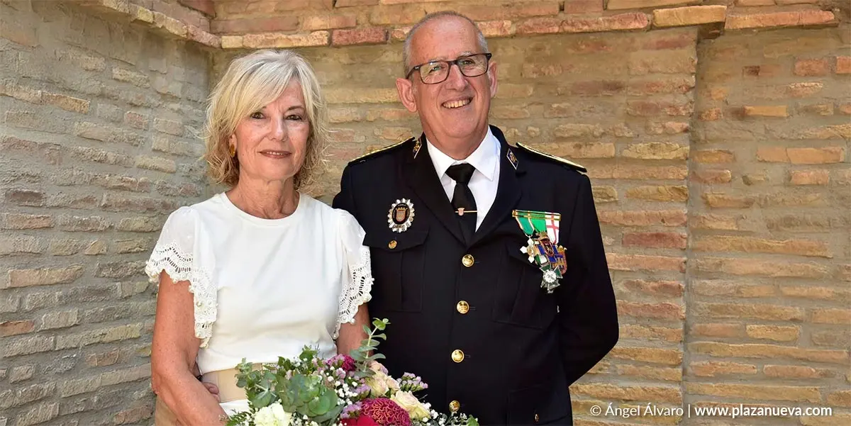 Juan Cruz Ruiz y su esposa con una condecoraci&oacute;n recibida