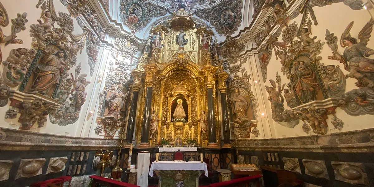 El actual retablo de la Capilla de Santa Ana, que llama la atenci&oacute;n por su singularidad, no es el mismo que se levant&oacute; para la inauguraci&oacute;n