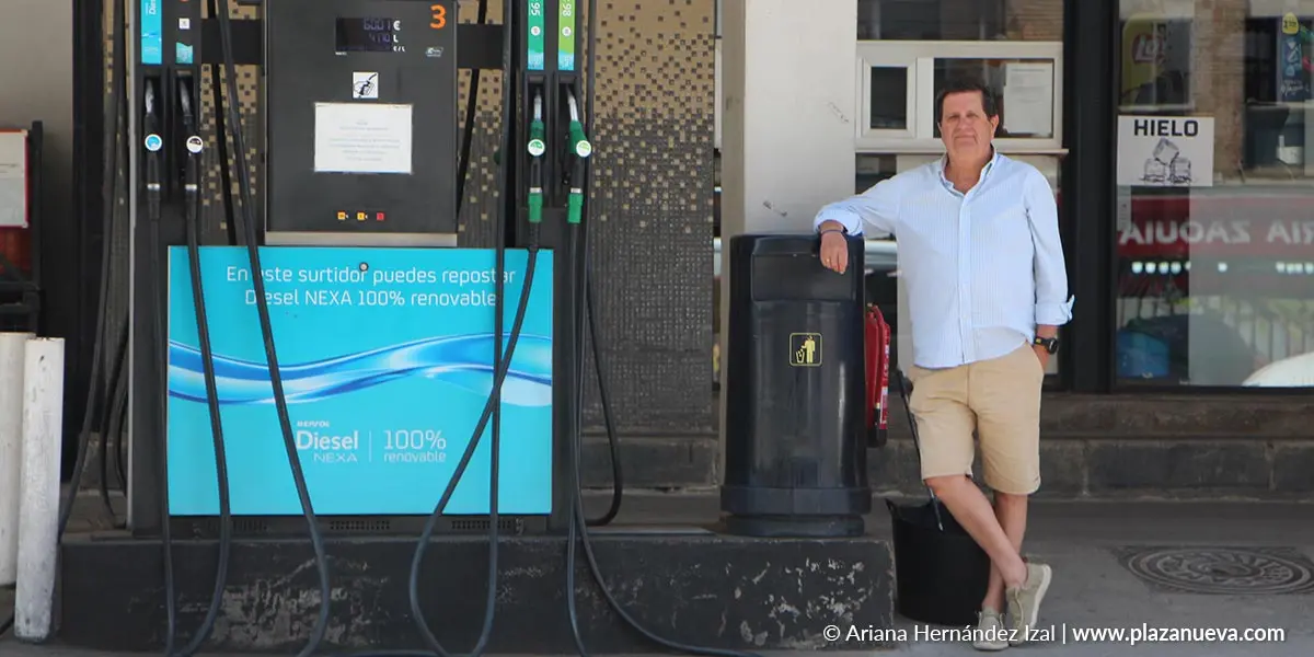Luis Segura Casado, tercera generaci&oacute;n al frente del negocio familiar, junto a uno de los surtidores de su gasolinera en Tudela
