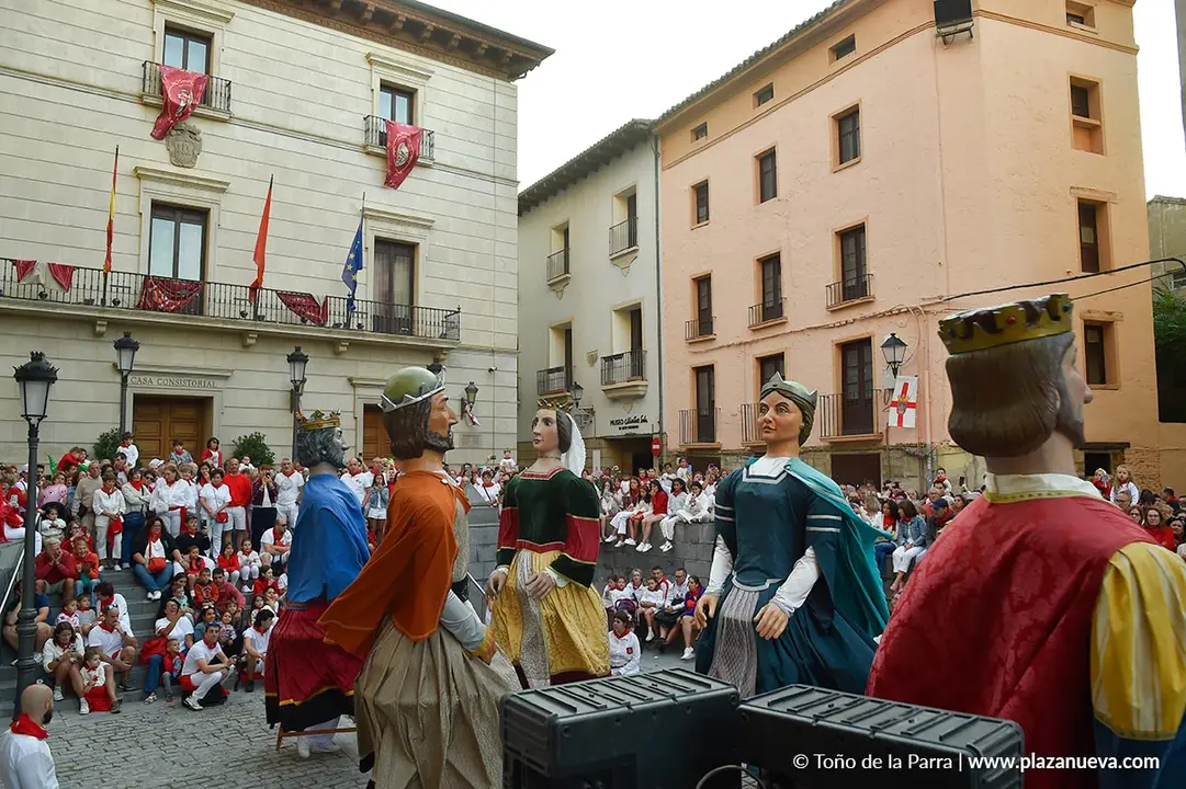 Imposici&oacute;n del pa&ntilde;uelo en la reja de Santa Ana Tudela 2025 3