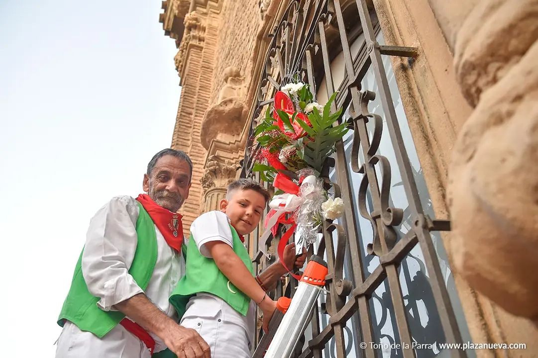 Imposici&oacute;n del pa&ntilde;uelo en la reja de Santa Ana Tudela 2025 6