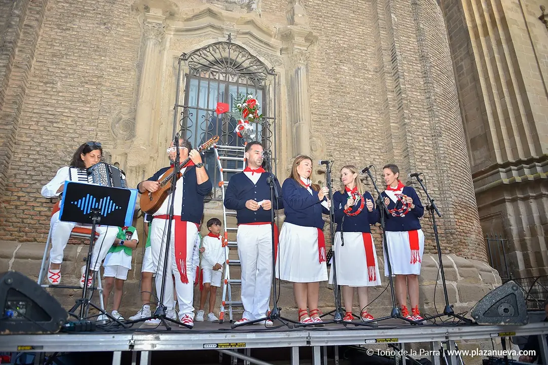Imposici&oacute;n del pa&ntilde;uelo en la reja de Santa Ana Tudela 2025 7
