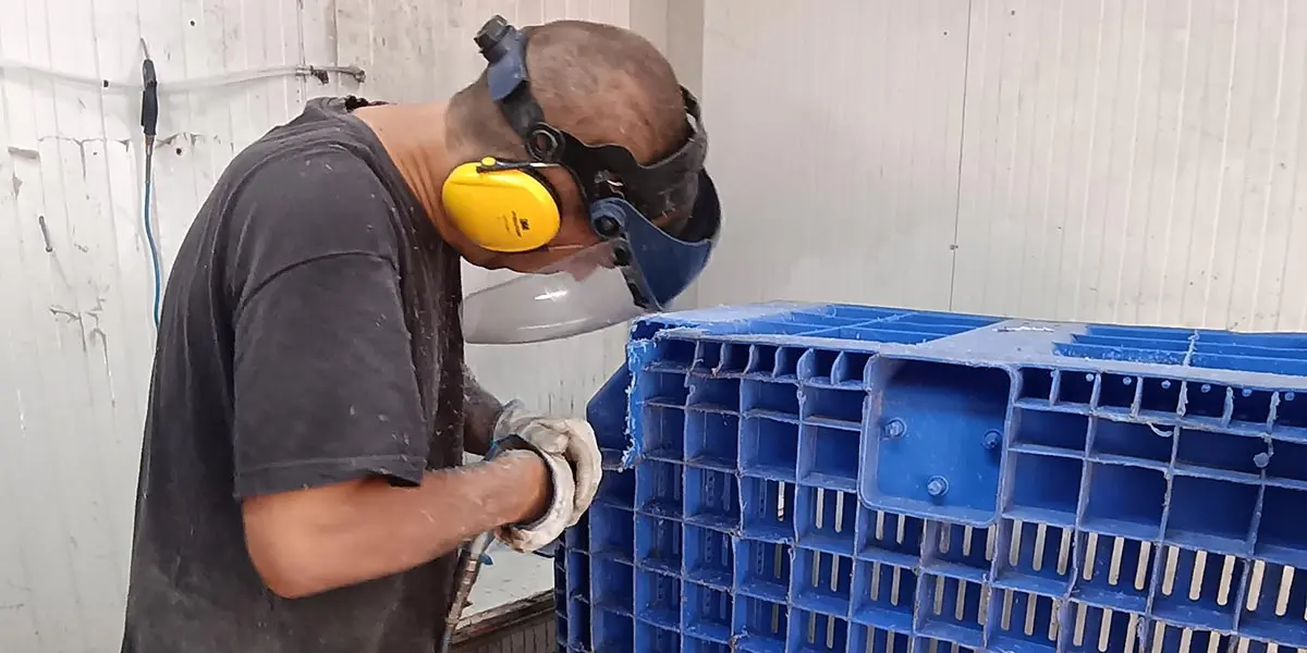Operarios trabajando en el espacio (AMIMET) de reciclaje y reutilizaci&oacute;n de pl&aacute;sticos t&eacute;cnicos 