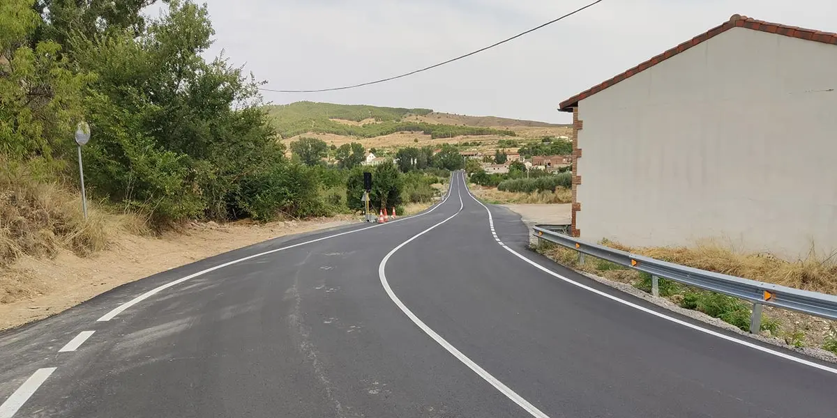 Renovaci&oacute;n de firme y ampliaci&oacute;n de la carretera