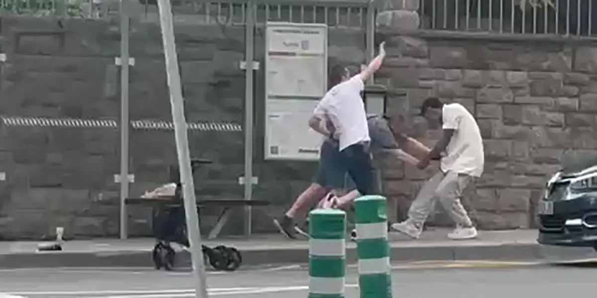 Momento en el que el delincuente intenta robar el tel&eacute;fono m&oacute;vil