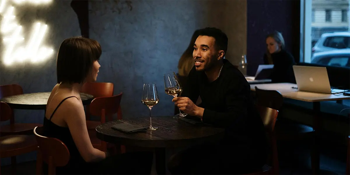 cena romantica intima brindis