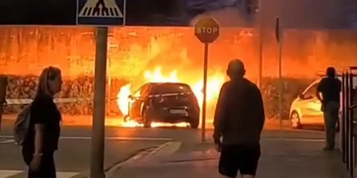La Polic&iacute;a Local de Tudela intervino en el incendio de un coche en la calle Carlos III que qued&oacute; siniestro total