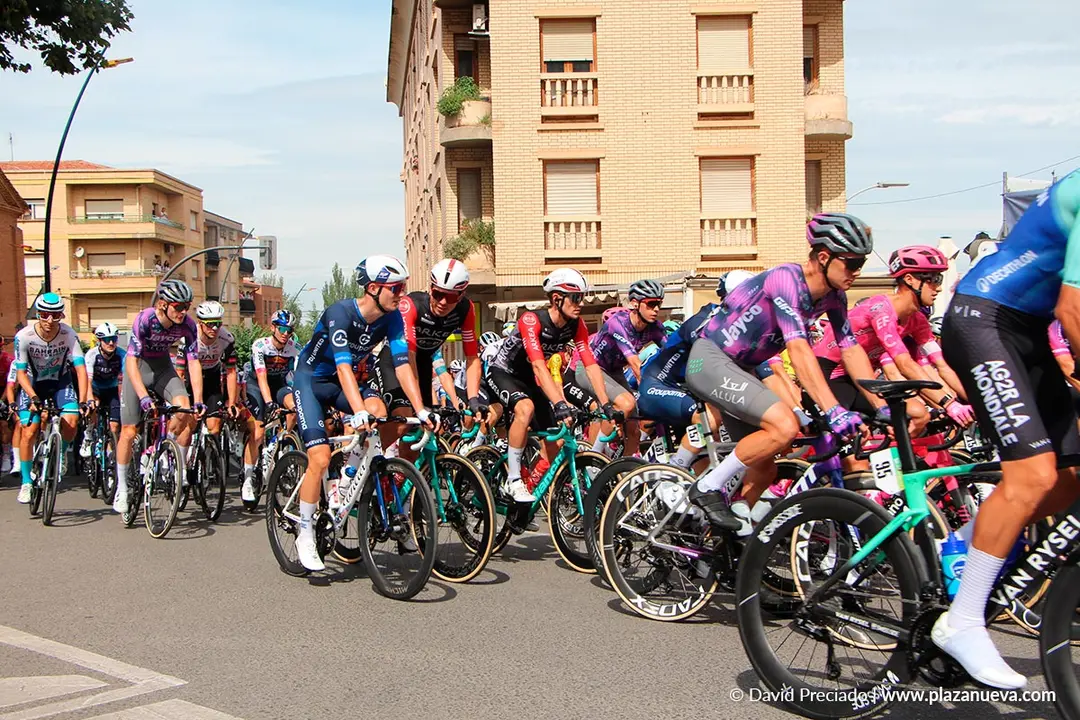 Salida de la etapa 9 de La Vuelta desde Alfaro 73