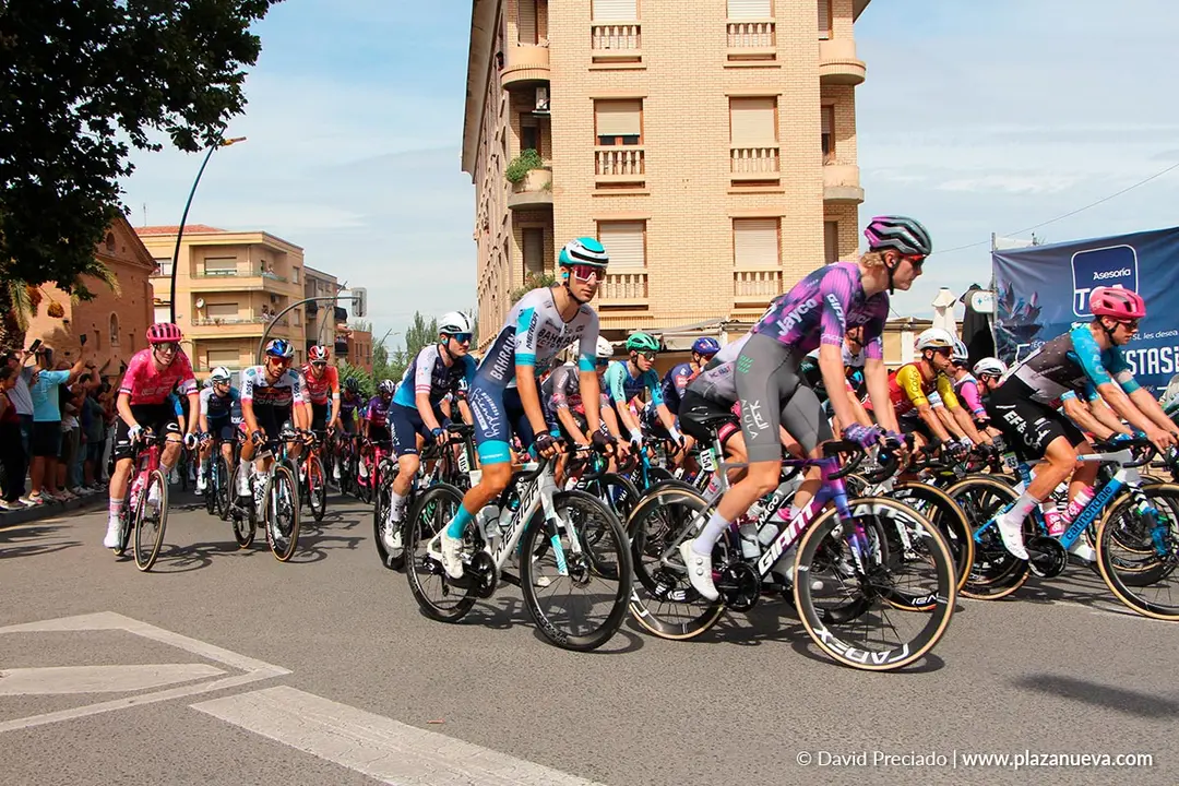 Salida de la etapa 9 de La Vuelta desde Alfaro 75