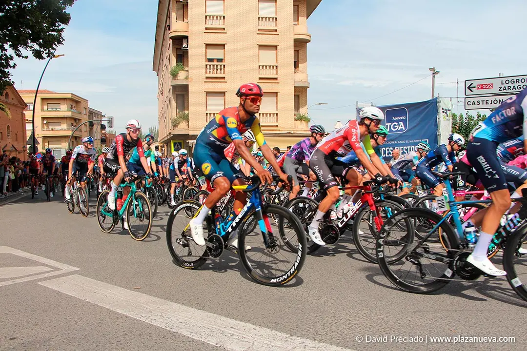 Salida de la etapa 9 de La Vuelta desde Alfaro 80