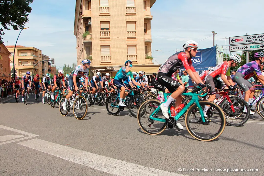 Salida de la etapa 9 de La Vuelta desde Alfaro 81