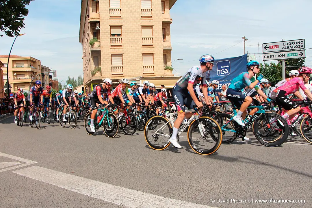 Salida de la etapa 9 de La Vuelta desde Alfaro 82