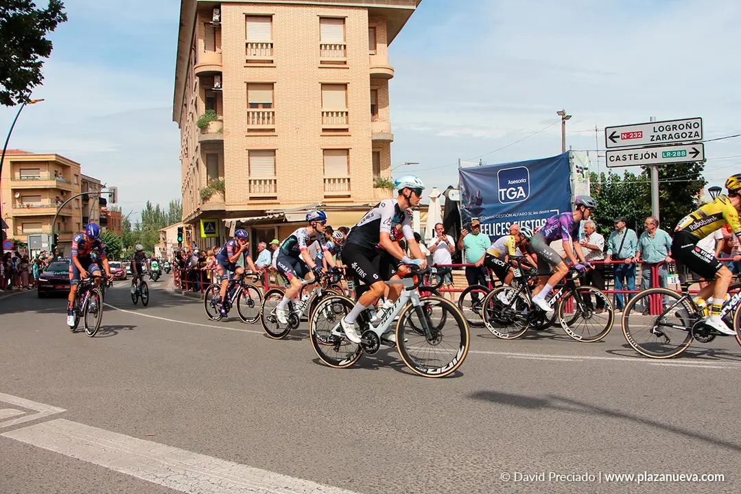 Salida de la etapa 9 de La Vuelta desde Alfaro 89