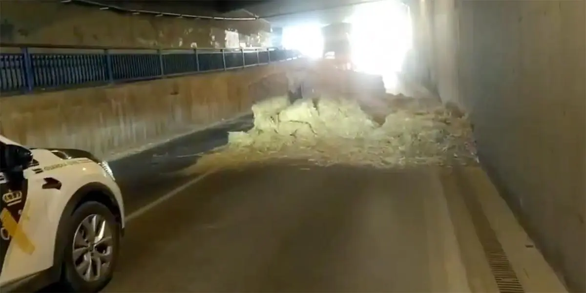 Un tr&aacute;iler cargado de paja perdi&oacute; parte de su carga en un t&uacute;nel de Cortes y oblig&oacute; a cortar un carril de la NA-5200