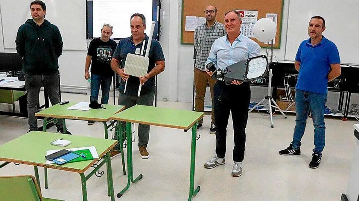Alumnos durante una pr&aacute;ctica del curso de Fabricaci&oacute;n Inteligente en una edici&oacute;n anterior del CIP ETI de Tudela