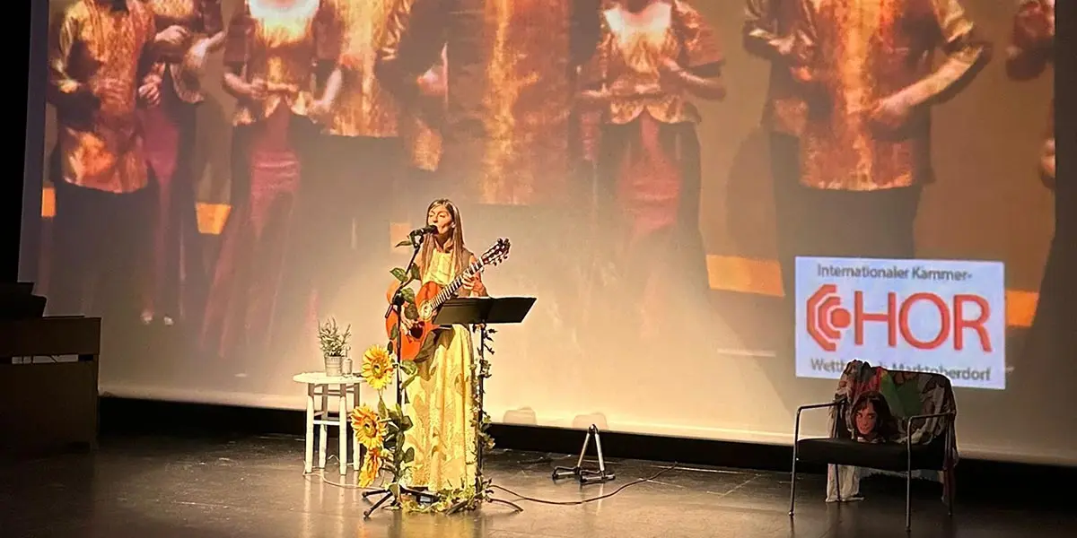 La presentaci&oacute;n cont&oacute; con la participaci&oacute;n de la cantautora local SoniAMar