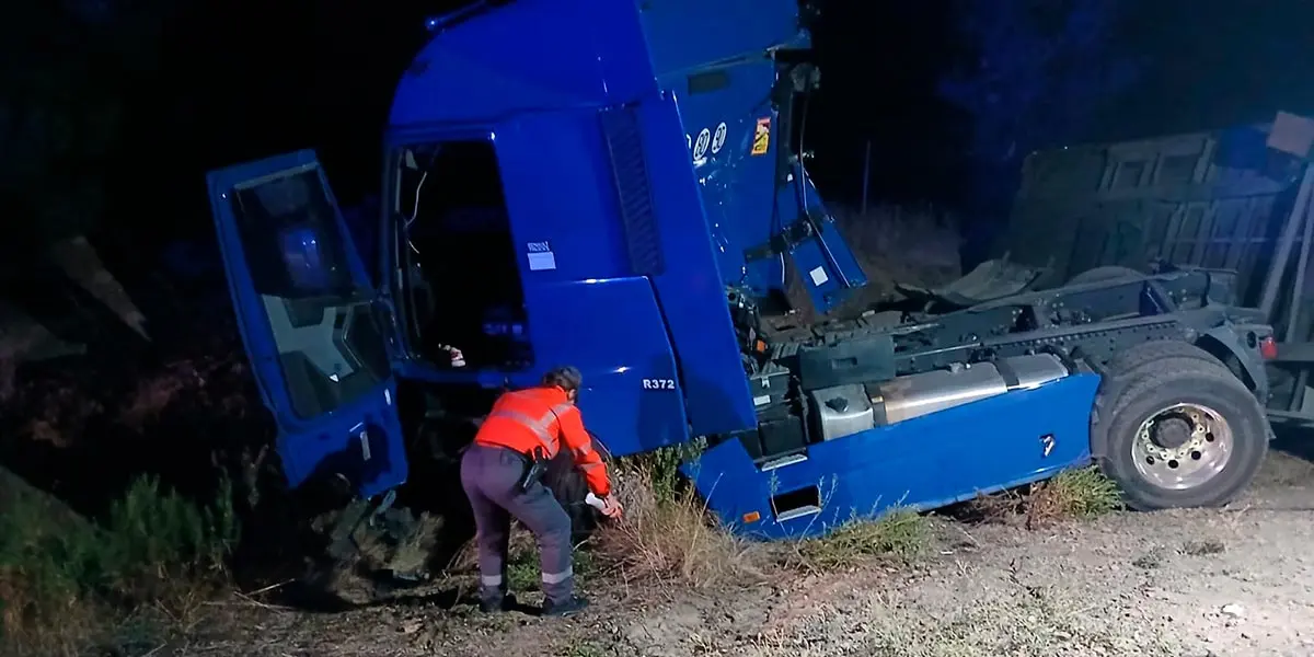 As&iacute; qued&oacute; el cami&oacute;n tras colisionar con un turismo en el tr&aacute;gico accidente registrado esta madrugada en Olite