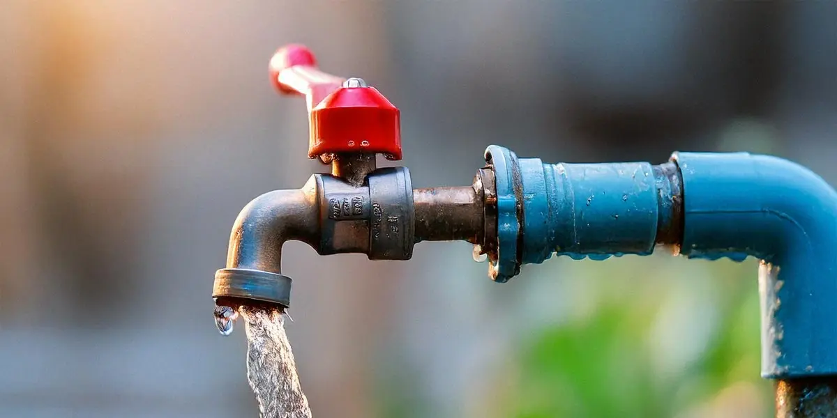 agua potable grifo tuber&iacute;a riego jard&iacute;n manguera