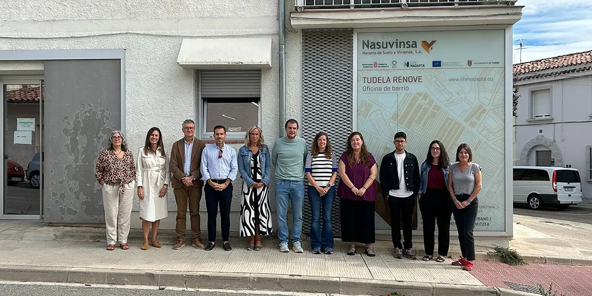 La directora general Basterra y resto de participantes, ante la oficina de Nasuvinsa en Tudela, que alberga la Ventanilla &Uacute;nica de Energ&iacute;a