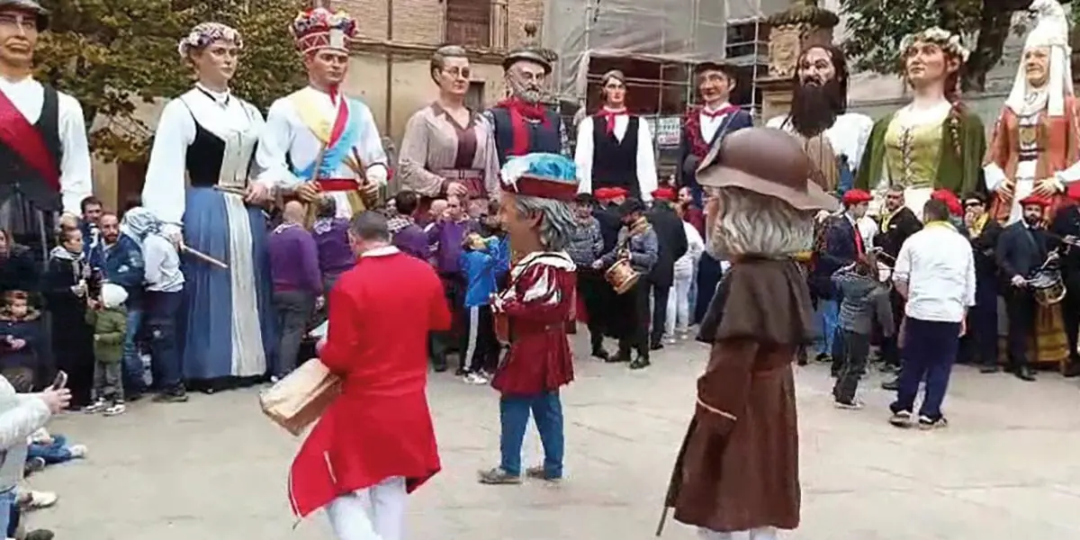 M&aacute;s de 20 gigantes y seis grupos de gaiteros recorrer&aacute;n el casco antiguo de Viana el domingo 26