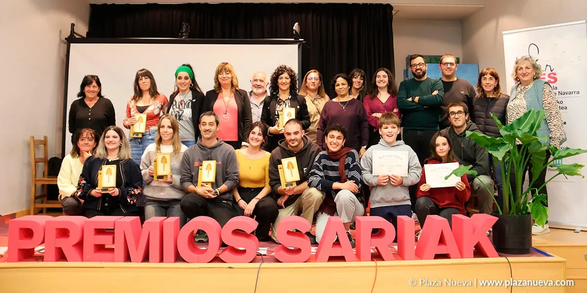 Profesionales, representantes de entidades y alumnado premiado en la IV Jornada de Prensa Local
