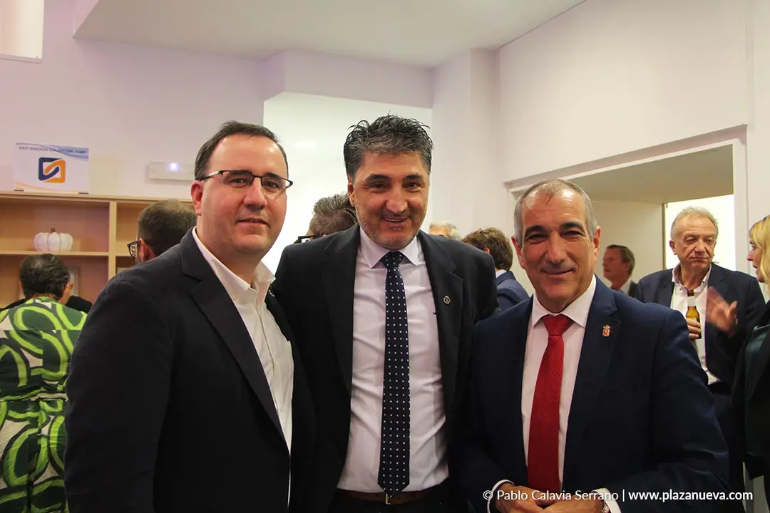 2 Ignacio Orradre (Secretario General de ANET en el Parlamento Navarro), Domingo S&aacute;nchez (Vicepresidente de AER) y &Oacute;scar Chivite (Consejero de Cohesi&oacute;n Territorial)