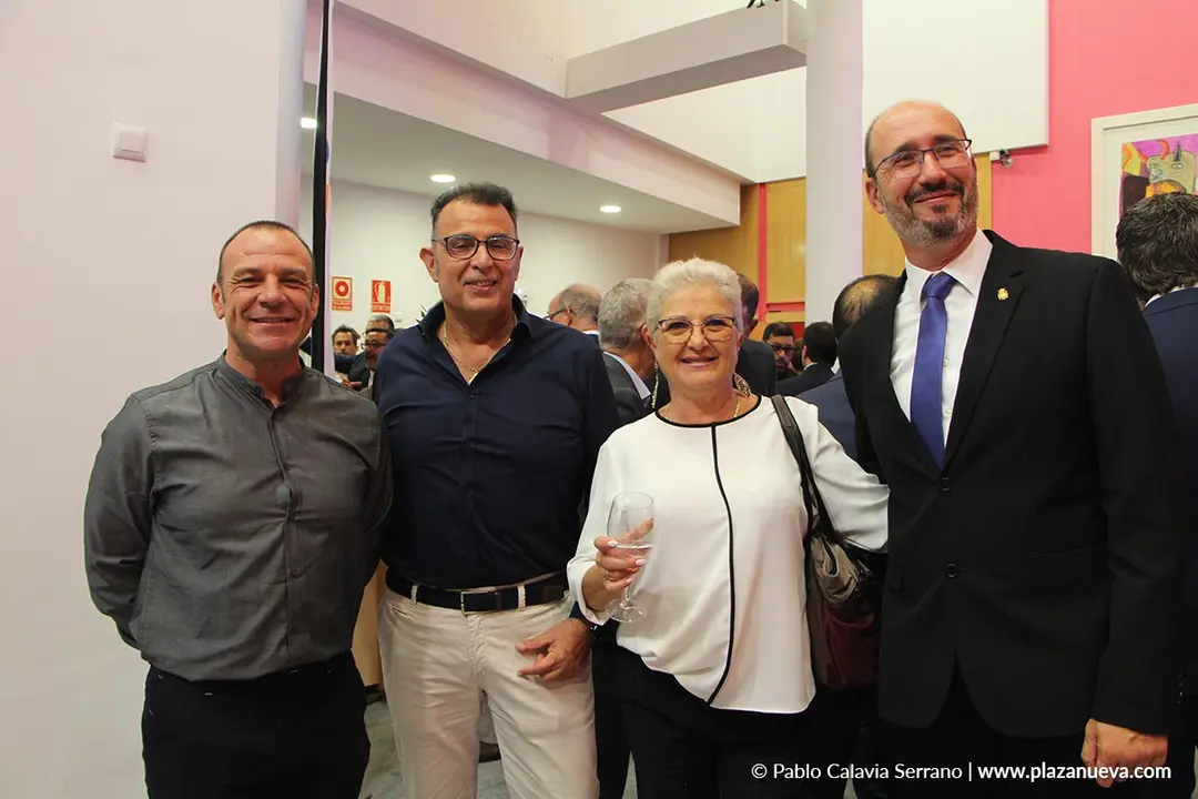 11 Ricardo Casami&aacute;n (Polic&iacute;a Local), Isabel Jim&eacute;nez (Transformados Ruiz) junto a su marido y Jos&eacute; Antonio Palacios (Inspector Jefe de la Polic&iacute;a Nacional)