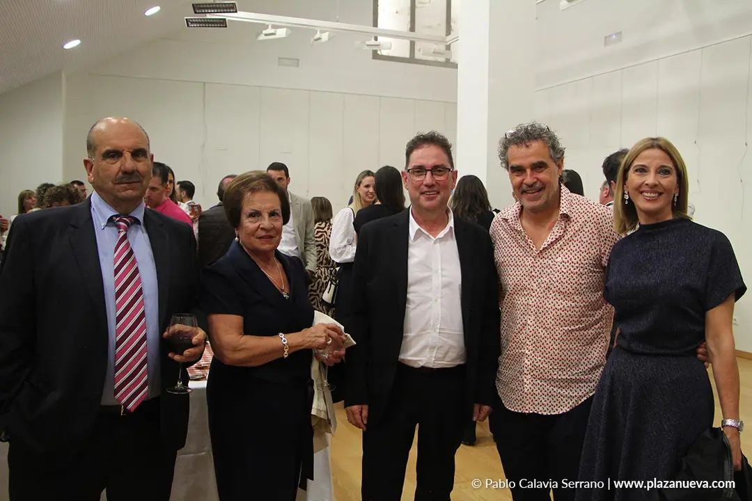 21 Alberto Elcarte con una familiar (Elcarte) y Santiago S&aacute;nchez (Director Campus UPNA Tudela) entre Jos&eacute; Luis Sand&uacute;a (Sand&uacute;a) y su esposa