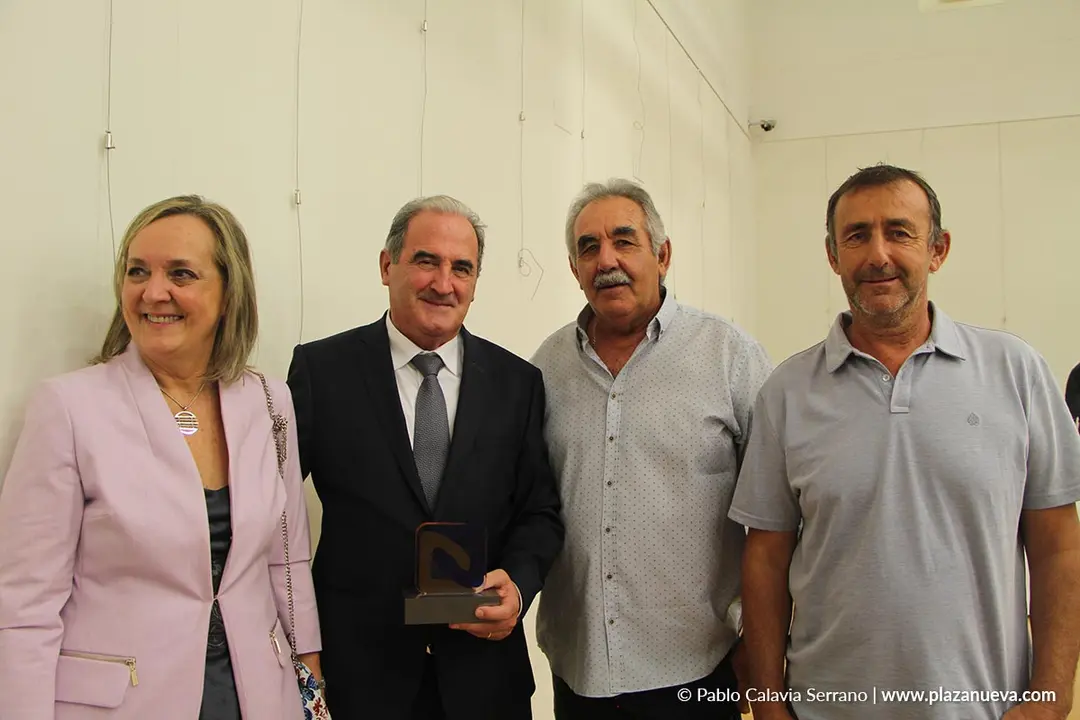 25 Alfredo Troyas y su esposa (Dynamobel), junto a representantes de Maquinaria y Servicios ECA