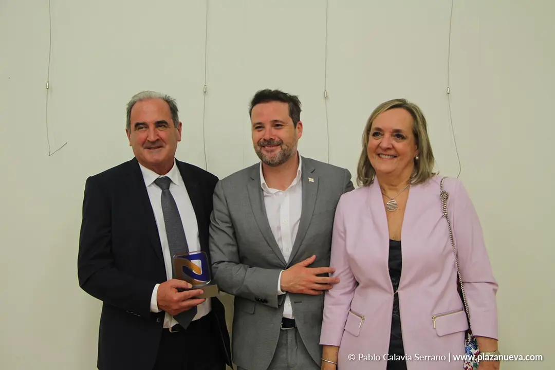 27 Alfredo Troyas y su esposa (Dynamobel) junto a Alejandro Toquero (Alcalde de Tudela)