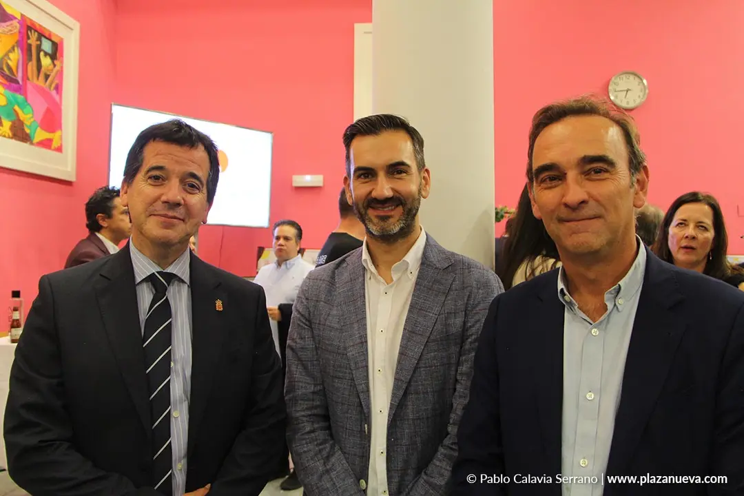 33 Mikel Irujo (Consejero de Industria), David Garc&iacute;a (Jaylo) y Santiago Sala (APEX)