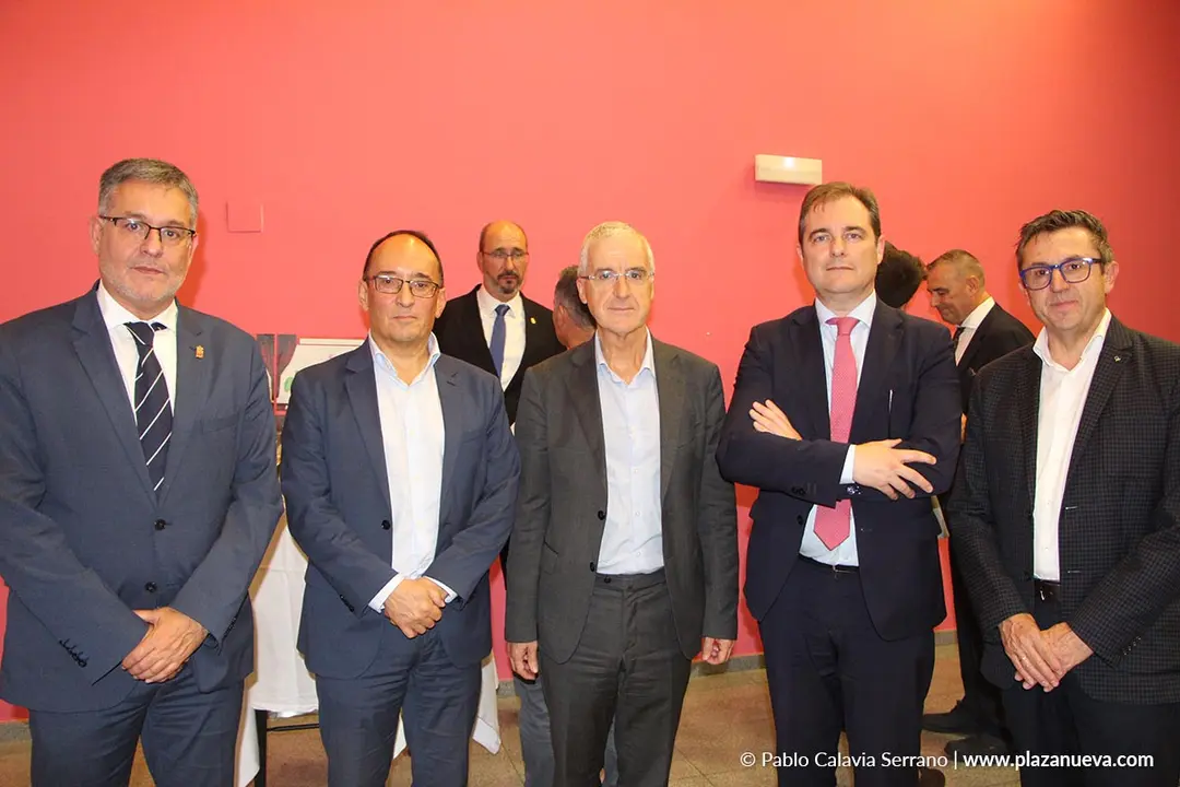 36 Juan Luis Garc&iacute;a Mart&iacute;n, C&eacute;sar Nicuesa, Jos&eacute; Miguel Fern&aacute;ndez, Pablo C&aacute;mara y Manuel Romeo