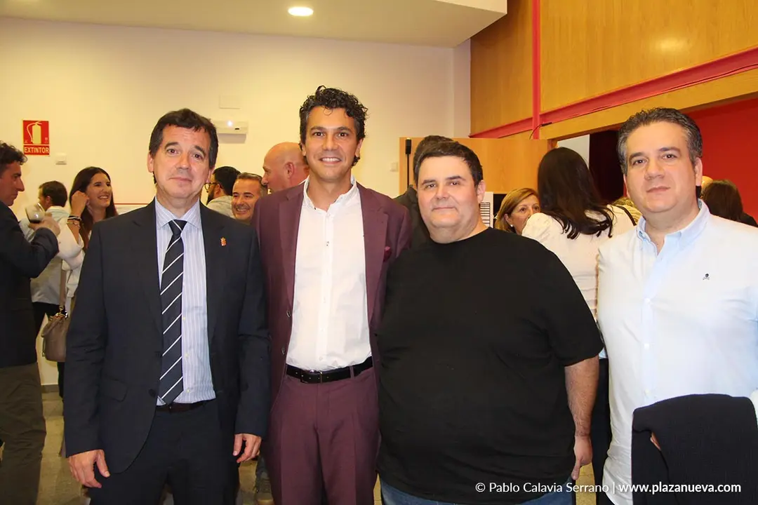 38 Mikel Irujo (Consejero de Industria), Pa&uacute;l Carcavilla (Comunicaciones Ebro), junto a representantes de Universo SM y Navarra Digital