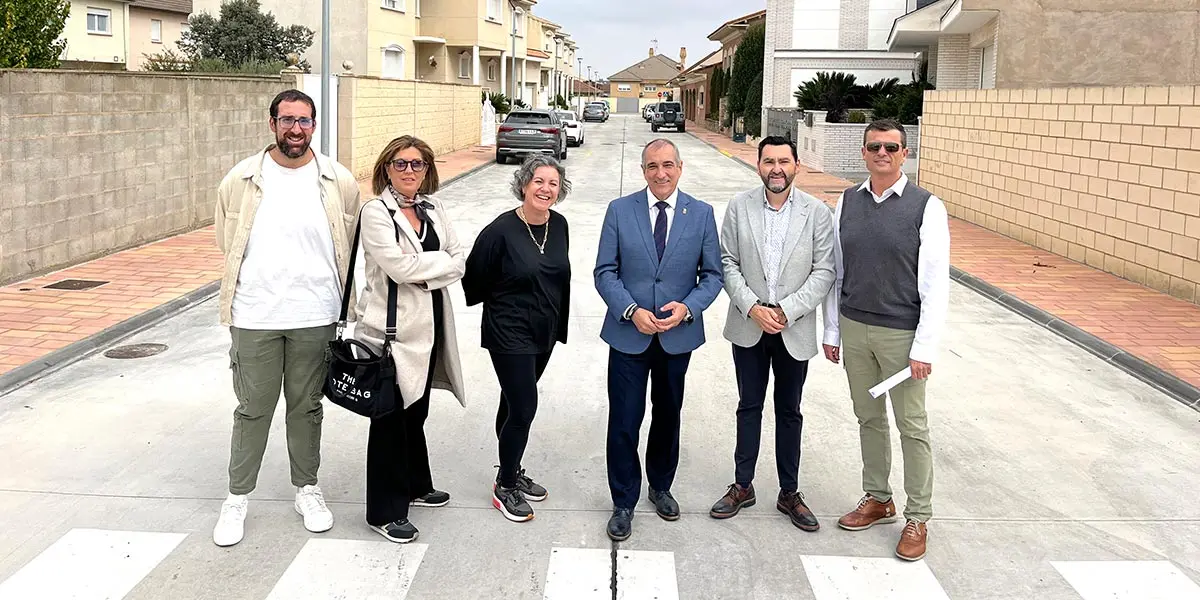 El consejero Chivite, junto a responsables del Ayuntamiento, en una de las calles renovadas