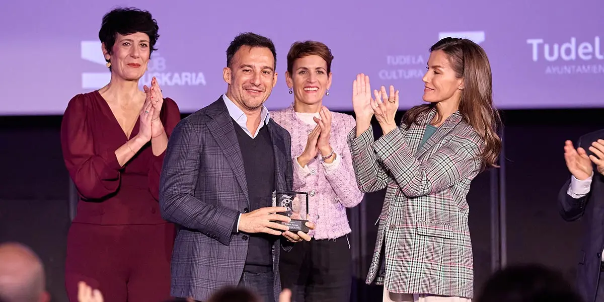 El director Alejandro Amen&aacute;bar recibe el reconocimiento, acompa&ntilde;ado por la Reina Letizia, la Presidenta Chivite y la ministra Saiz
