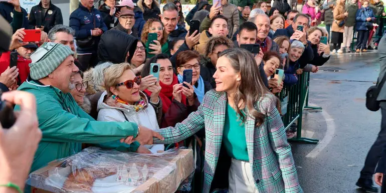 Alfonso Baigorri entreg&oacute; un rosc&oacute;n de Reyes de gran tama&ntilde;o a la reina Letizia durante la visita al Cine Moncayo el martes