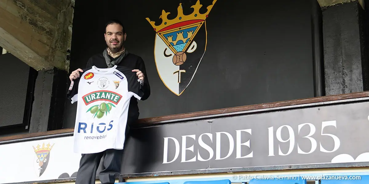 El presidente Ram&oacute;n L&aacute;zaro con la el&aacute;stica del CD Tudelano
