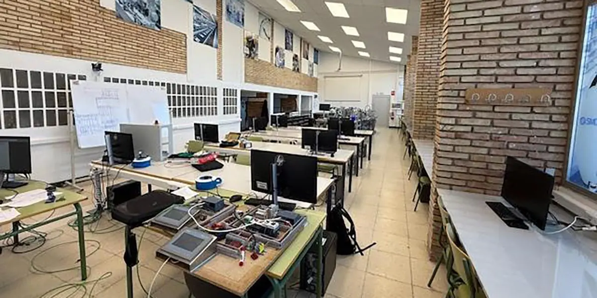 Acto de inauguraci&oacute;n aula ATECA II en el IES Gonzalo de  Berceo de Alfaro 2